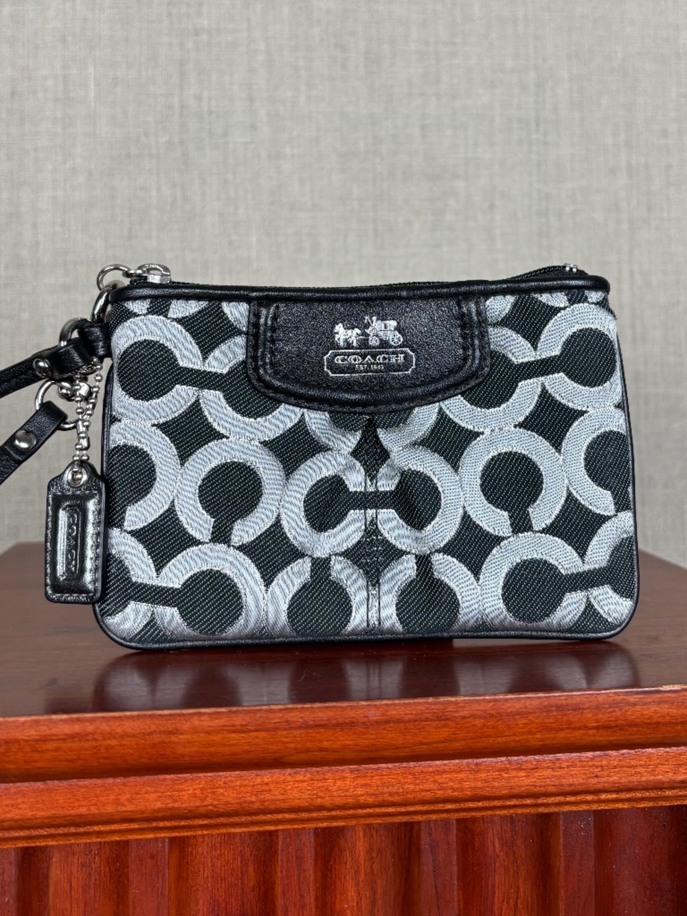 Coach Black Silver Op Art Jacquard Wristlet Leather Trim Zip Pouch Hangtag